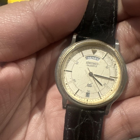 Working VTG Seiko Calendar 5Y23-6A19 Two Tone Dial 33mm Mens Watch Quartz Black - Picture 3 of 12